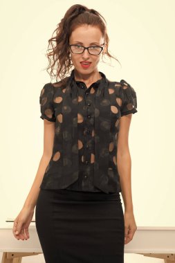 Sınıftaki seksi öğrenci. Okula dönüyorum. Bayan öğretmen gözlük takıyor. Ofis için şık bir moda. İş yerindeki CEO kadın. Güzellik ve moda. İş kadını ya da sekreter. Güzel bayan patron.