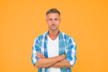 Vücudunun iyi duruşu kendinden emin olduğunu gösterir. Kendinden emin, olgun bir adam. Yüz bakımı. Deri yaşlanıyor. Zihinsel ve fiziksel sağlık. Yakışıklı, olgun bir erkeğin günlük kıyafetleri. Gündelik kıyafetler giyen kendine güvenen bir adam..