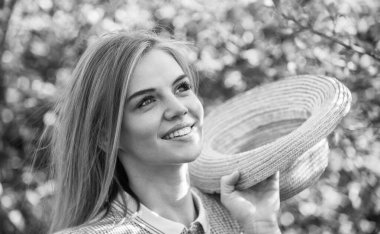 Romantik hayalperest yaz şapkası takıyor. Köylü ruhu. Hasır şapkalı sevimli kız. Köylü kıyafeti. Çiftlik kültürü. Batı gelenekleri. Güzel gülümseyen kız portresi. Moda tarzı konsept. Kırsal biçim