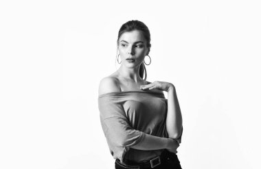 Manken zarif görünüyor. Kadın mücevher aksesuarı. Güzellik ve moda. Makyajlı kız. Beyaz tenli seksi kadın. Cilt bakımı için kozmetik. Şehvetli bakışlı bir kadın. Moda onun hayatı.