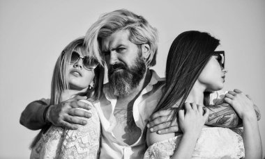 Harika görünüyorsun. Yaz gün batımında rahatla. Güzellik ve moda. Moda insanları yaz kıyafetiyle sıradan görünürler. Bir grup insan. Aşk ve arkadaşlık kavramı. Vahşi adam iki seksi kadını kucaklıyor. Genç ve özgür