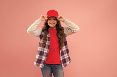 NasıIsın? Çocuk gülen surat. Liseli kız şapka takıyor. Gündelik tarzda genç bir kız. Çocukluk mutluluğu. Kıvırcık saçlı, şapkalı mutlu kız. Çekici bir kız. Arkadaş ediniyorum. Açık fikirli çocuk.