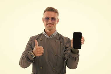 Yeni versiyonu. İş için çözüm. Güncelleme indir. Yazılım güncellemesi. Akıllı telefon kullanıcısı. Adam cep telefonunun fotokopi alanını gösteriyor. Akıllı telefon için adam tatmin edici bir uygulama. Uygulamayı güncelle