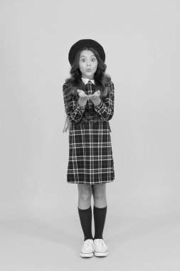 Üniformalı tatlı çocuk öpücüğü, çocukluk