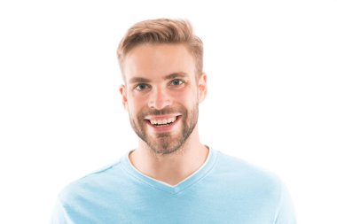 Sağlıklı bir gülümseme. Dişçi konsepti. Beyaz arka planda gülümseyen yakışıklı adam. Neşeli gülümseme maço, mutlu ve tatmin olmuş. Diş sağlığı ve güzellik. Parlak bir gülümseme. Diş beyazlatma prosedürü