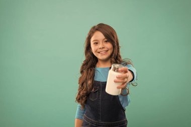 Hayati alışkanlıklar. Küçük tatlı gülümseyen çocuk vitamin alacak. Yiyecek katkı maddeleri. Omega yağlar ve asitler. En iyi vitaminler. Çocuklar için hap. Vitamin ve mineral kompleksi. Tıp konsepti. Bağışıklığı Arttır