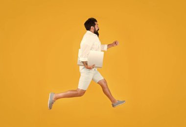 Yoğun bir hayata giriyorsun. Havada sarı arka planda meşgul bir adam var. Dizüstü bilgisayarla çalışan enerjik bir hippi. Yoğun bir program. İş iletişimi. Modern hayat. Yeni teknoloji. Meşgul ve aktif olmak