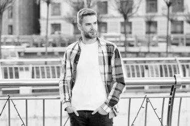 Adamı en iyi şekilde göster. Yakışıklı adam şehir dışında dikiliyor. Tıraşsız, sıradan bir adam. Yaz modası trendi. Moda tarzı. Erkek giyim mağazası. Erkek gardırobu. Kuaför salonu. Berber Dükkanı