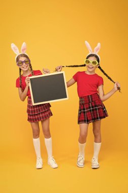 Aile Paskalya için hazırlanıyor. Çocuklar eğleniyor. Kardeşler bayramı kutlar. En iyi Paskalya yumurtası avı. Tavşancıktaki yumurta avındaki çocuklar. Mutlu Paskalyalar. Paskalya yumurtalı komik kızlar. Boşluğu kopyala