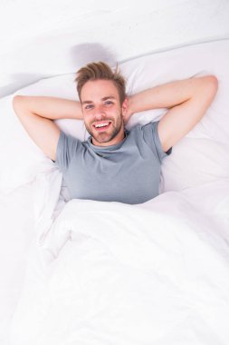 Sakallı adam yüzü rahatlatıcı. Genel sağlık için gerekli dairesel ritmi sürdürmek. Yakışıklı bir adam yatakta dinleniyor. Uyumadan önce dinleniyorum. Her gece yeteri kadar uyuyorum.