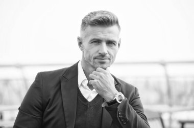 Bekliyorum. Teknoloji konsepti. Zamanı sayıyorum. Modern aletler. Adam şehir geçmişini kontrol etsin. Yakışıklı adam kol saati takıyor. Akıllı saat kullanıyor. Modern yaşam tarzı. İzleme, durumun yansımasıdır