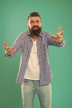 Berbere ihtiyacım var. Sakallı adam berbere mavi arka planı sor. Sakallı berber. Tıraşsız suratlı acımasız bir hippi. Erkekler tımar ediliyor. Cilt bakımı ve saç bakımı. Berber dükkanı. Tıraş hizmetleri. Berber dükkanı ve kuaför salonu