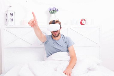 Gerçeğe dön. Adam yatakta dinlenirken etrafı keşfeder. Sanal gerçeklikten uyanış. VR teknolojisi ve gelecek. Bilinçli uyanış. VR iletişimi. Heyecan verici izlenimler. Artırılmış oyun alanı