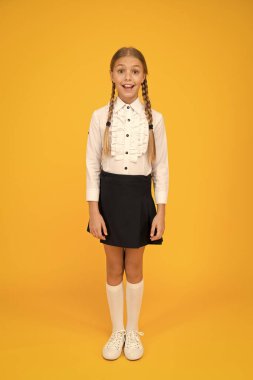 Mükemmel liseli kız. Gülümseyen küçük liseli kız. Okul üniforması içinde küçük kız güzel görünüyor. Uzun saçlı tatlı bir kız öğrenci. Okula tekrar hoş geldin. Mezuniyet konsepti. İlkokul