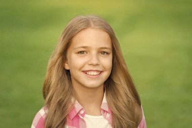 İyi titreşimler. Yaz tatili. Gülümseyen kız. Neşeli bir kız öğrenci. Mutlu gülümseyen çocuk. Eğlenmene bak. Sağlıklı duygusal mutlu çocuk dışarıda dinleniyor. Mutlu bir hayat yaşamak. Pozitif kavram. Duygusal ifade