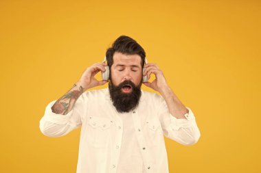 İşitme problemi. Sakallı adam kulaklıkları. Modern kablosuz kulaklık. Dans müziği parçaları. Kulak sağlığı. Yüksek sesli müzik. Aktif Ses İptal Teknolojisi. Hippi, müzik kulaklığı dinle.