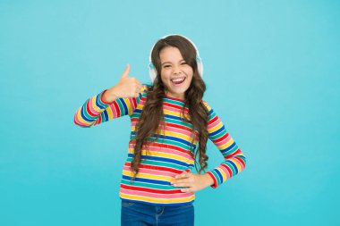 Bu en iyisi. Onun özel çalma listesi. Küçük kız kulaklıkla müzik dinliyor. Çocuklar için ses kitabı. Ergen çocuk pozitifliğini ifade eder. Liseli kız renkli kıyafetler giyer. Favori sürüş pisti. pozitif tonda