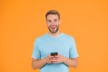 Uygulamayı indir. Adam akıllı telefondan oyun oynuyor. Gülen surat akıllı telefon oyunu oynuyor. Akıllı telefon için başvuru yapmayı dene. İnsanlar çevrimiçi iletişimden yararlanıyor. Mobil uygulama