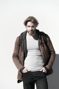 Sakallı, sakalsız, sarı saçlı maço.