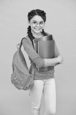 Okul öğrencisi küçük bir kız okula gidiyor, ücretsiz eğitim konsepti.