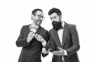 İyi iş haberlerini paylaşıyoruz. İş görüşmesinde iş görüşmesi. Takım başarısı. Olgun erkekler. Çevik iş. Telefonda konuşan adamların ortaklığı. İşbirliği ve takım çalışması. Resmi takım elbiseli işadamları