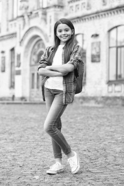 Çabasız ve stil sahibi bir görünüm. Mutlu çocuk okula gidiyor. Okul modasına geri dönelim. Küçük çocuğun modaya uygun görünüşü. Moda aksesuarı. Okulun temel ihtiyaçları. Gayri resmi eğitim. Resmi olmayan öğrenim