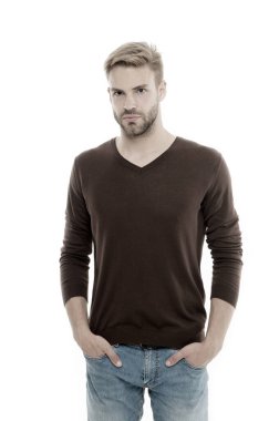 Kişisel tarzın gerçek anlamını ifade ediyor. Sarışın adam beyazda izole edilmiş. Yakışıklı bir adam. Tıraşsız sakallı ve şık saç tıraşlı bir adam. Gündelik tarzda beyaz bir adam. Moda ve tarz. Erkek giyim