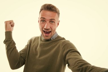 İnternet günlüğü. Etkilenme konsepti. Çevrimiçi iletişim. Kişisel blog sosyal ağları. Günlük hayatı yakalamak. Blogger gerçek bir iş. Şahsi blog için selfie çeken yakışıklı bir adam.