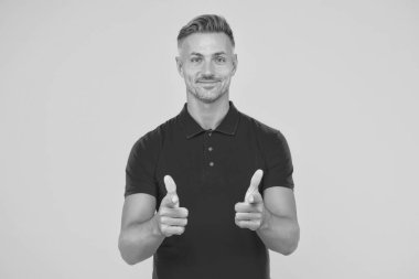 Pazarlama ve satış sarı arka planı için kırmızı tişörtlü mutlu adam işaret parmakları