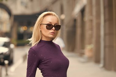 Tarzını güçlendir. Seksi kız dışarıda güneş gözlüğü takıyor. Yaz tarzında güzel bir kadın. Şık bir gözlük. Moda gözlükler. Moda aksesuarları. Moda ve tarz. Zarafetin modası asla geçmez.