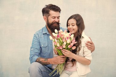 Babam küçük kızı tatilde tebrik eder ve çiçek verir. Aile günü. Birlikte vakit geçirmek. Kızım lale çiçeği buketini al. Babalar Günü 'nde hediye aldığı için mutlu. 8 Mart. Uluslararası Kadın Günü