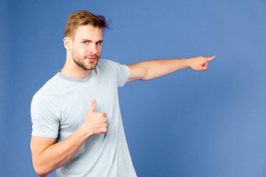 İşaret parmağıyla işaret etmeyi tavsiye ederim. Tıraşsız bir adam menekşe rengi jestler sergiliyor. Tatmin olmuş bir adam doğru yönü göstermeyi önerir. Adam bu yönü onaylıyor.