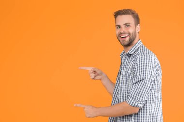 Tüylü adam günlük kıyafet giyiyor. Yakışıklı bir adam. Sıradan bir konsept. Günlük kıyafet. Erkek manken mağazası. - İyi fikir. Pozitif ve iyi titreşimler. Neşeli bir ruh hali. Adam sıradan giyinince yakışıklı görünüyor.