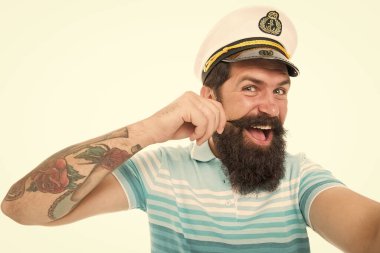 Şapkalı ve gömlekli komik bir denizci. Donanma günü. Yaz tatilindeki turist. Kaptan şapkalı sakallı adamın bıyığı var. Denizci şapkalı vahşi adam. Yaz deniz erkeği modası. Turizm kavramı