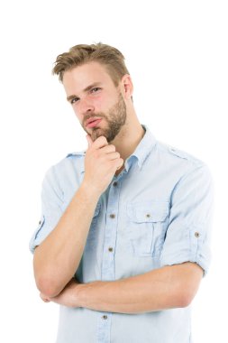 Çözmeyi düşün. Çözüme yakın. Ciddi yüzü olan beyaz arka plan düşünen bir adam. Düşünceli adam çenesine dokunuyor. Düşünceli ruh hali konsepti. Sakallı bir adam. Çözümü düşün.