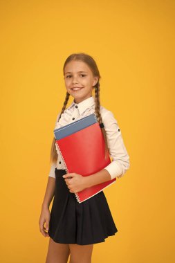 Temel seviye. Mutlu liseli kızlar ders kitaplarını sarı arka planda tutarlar. Küçük liseli kız okula döndü. Küçük liseli kızlar üniforma giyer. Tatlı liseli kız. Okul eğitimi. Yetenekli çocuklar için kurslar