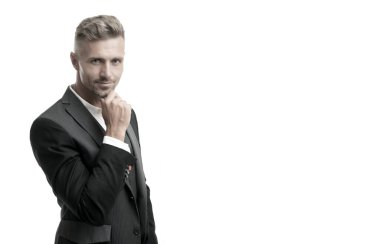 Tıraşsız iş adamı, çene sakalına dokunur iş kıyafeti giyer, berber dükkanı, fotokopi odası.