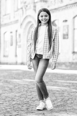 Rahat ve pratik. Açık havada mutlu bir kız. Günlük kıyafet. Moda yaz trendleri. Moda sokak kıyafetleri. Günlük kıyafet dolabı. Çocuk kıyafetleri. Fonksiyonel tasarım özgürlüğün oynamasına izin veriyor