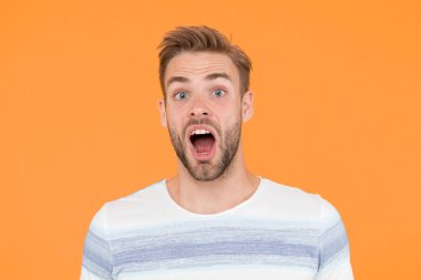 Sakallı adam şaşırtıcı. Bıyıklı ve sakallı adam gülen yüz ifadesi. Mutluluk kavramı. Psikolojik sağlık. Mutlu duygusal adam kapat. Olumlu duygular. Sarı arka plandaki mutlu adam