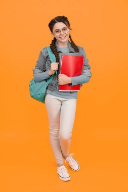 Okulu daha iyi hale getirmek için. Küçük çocuk çantası ve kitaplar. Mutlu çocuk okula geri döndü. 1 Eylül. Bilgi toplama günü. Eğitim ve öğrenim. Başla. Okulun temel ihtiyaçları için alışveriş. Okul indirimi