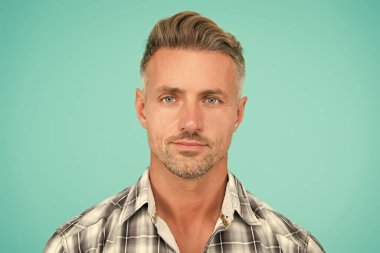 Olgun yüz. Erkek doğal güzelliği. Adam sakallarını iyi taramış. Berber dükkanı konsepti. Berber kuaförü. Adam iyi görünümlü model. Yakından kameraya bakan yakışıklı bir adam. Mükemmel ten rengi. Cilt bakımı