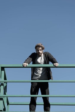 Mavi gökyüzündeki balkondaki adam özgürlük, başarı konsepti