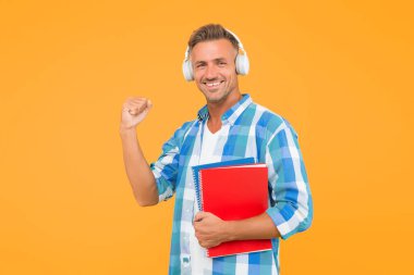 Keşfedilecek en iyi online öğrenme platformları. İnternette konferans dinleyen adam. Karantina sırasında uzak öğrenim için çevrimiçi kurslar. Yetişkin öğrenci müzik dinler. Adam kulaklık takıyor. Sonsuz öğrenme