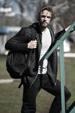 Aktif konsept. Sırt çantalı aktif bir adam. Aktif ve sağlıklı bir yaşam tarzı. Olabildiğince aktifsin