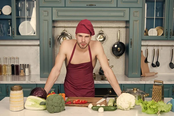 Accetto qualsiasi ordine. uomo in cucina. buon marito e governante. cucinare cibo sano. E 'ora di cena. mangiare farina biologica e naturale. schizzi vitaminici. verdure fresche. sexy macho in cuoco uniforme — Foto Stock