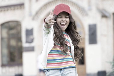 Mutlu bir hayat yaşayan kız. Pozitif kavram. Mutlu yüz ifadesi. Çocuk bayramını kutlayın. Yaz tatili. Gülümseyen kız. Neşeli bir kız öğrenci. Mutlu gülümseyen çocuk. Eğlenmene bak. Duygusal olarak mutlu bir çocuk.