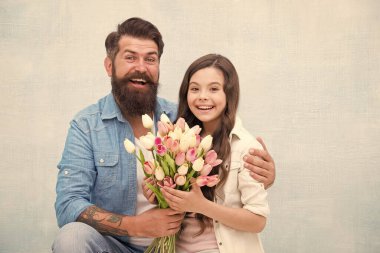 Benim küçük bebeğim. Kızınız için yumuşak laleler. Erkek lale buketi. Babam laleleri veriyor. Çiçekli babam. Doğum günü kutlaması. Uluslararası Kadınlar Günü. Çiçekçi. Aile geleneği. Ebeveynlik