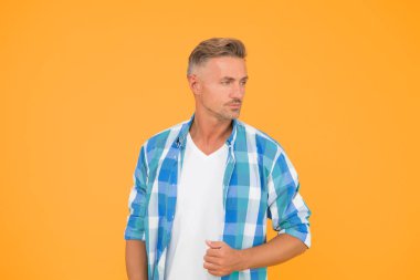 Sıradan olmak onun seçimi. Yakışıklı adam sıradan giyiniyor. Erkekler için sıradan moda trendleri. Günlük hayat için gardırop. Günlük kıyafetlere güveniyorsun. Moda ve tarz