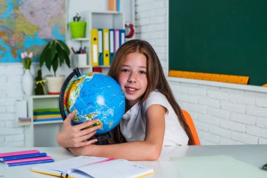 En sevdiğim konu. Öğretmenler günü. Öğrenci çocuk ders çalışıyor. çocuk coğrafya öğrenir.