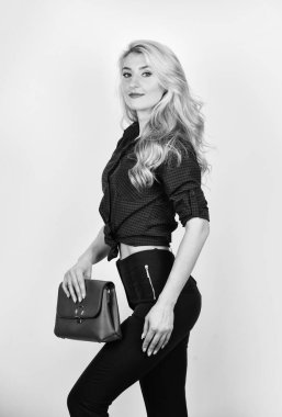 Vücuda dikkat edin. Alışveriş ve iş. Debriyajlı sarışın kız. Şık giyin. Model çanta. Makyajlı ve uzun kıvırcık saçlı seksi kadın. Şık giyinmiş bir iş kadını.